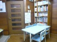 木曜日は幼児タイム日です。水色の小さな机とイスで学習します。