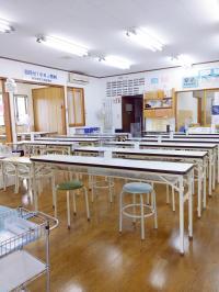 幼児・小学生学習室。換気、消毒、飛沫予防パーテイション等の衛生管理徹底。