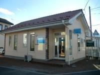 教室外観です。建物左側の駐車スペースに数台停車可能です。