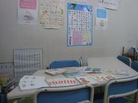 幼児コーナー　各種インプットカード、すうじ盤、パズルなどの教具も揃えております。