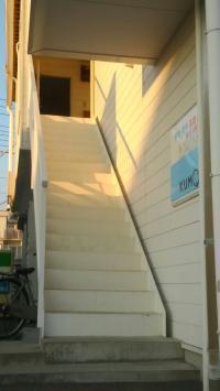 教室の入り口は建物裏側（西側）の階段を上がって正面の扉となります。