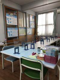 お友達とパーテーション、先生はフェイスシールドでお歌も読み聞かせも安心。<br />