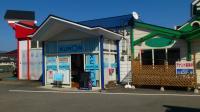 教室入口。転回にも余裕の大きな駐車場で、送迎時も安心です。