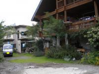 教室建物手前のログハウスのお宅が目印です