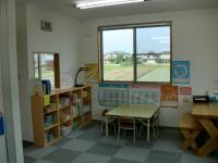 幼児さん専用の机と椅子を準備しています。