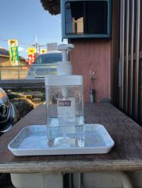 教室入口に消毒液を設置しています。