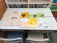 小さいお子様用の机と椅子をご用意しています。