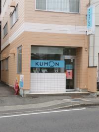 教室外観　材木町の交差点からすぐ、交番の向かいです。