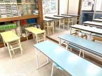 小さなお子様が安心して座れる高さの机と椅子があります。