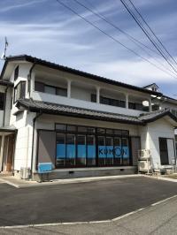 公民館向かいの大きなＫＵＭＯＮのロゴが目印です