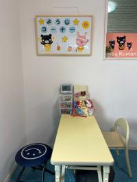 幼児さん用の机と椅子を用意しています。