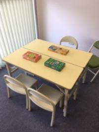 幼児さんも椅子に座って楽しく学習しましょう。