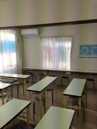 学習スペースです。採光もよく明るい教室です。