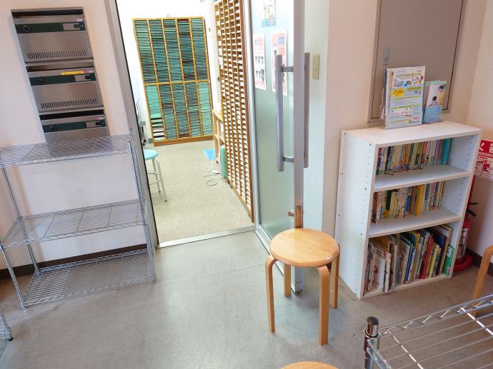 お迎えを待つ間の読書スペースです　幼児さんにおススメの本もそろえています