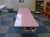BabyKumonタイムはピンクの明るい机で行います