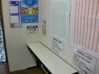 教室内の机は角のないものにするなど安全にも配慮しています。