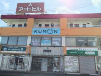 片岡小学校から徒歩3分。ビルの2階にあります。