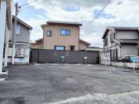 ビルの敷地内に駐車スペースを完備。赤ちゃんと一緒に楽にお越しいただけます。