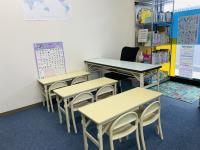 年少さん、年中さんのお席です。学習語は本棚の前でパズルや読書でお迎えを待ちます。