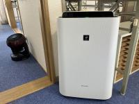 加湿空気清浄機やサーキュレーターを設置し、教室内の環境整備に努めています。