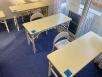 小さいお子さまには、低い机と椅子を用意しています。