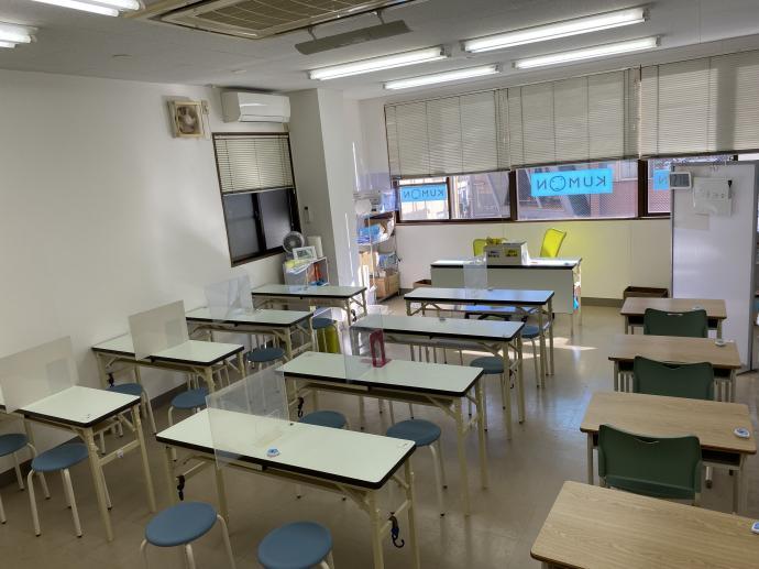 高学年・中学生学習室。英語ルームとして、リスニングの学習も行うことができます。