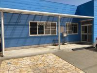 広々とした駐車場と屋根付きの駐輪場があります。