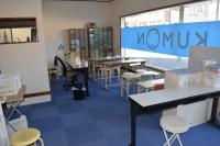 机上に感染予防のパーテーションを設置しています。密を避けて学習いただけます。