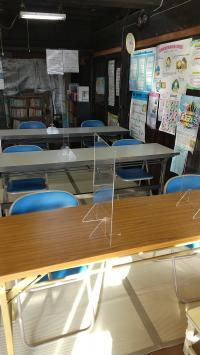 アクリル板を使用した学習室です