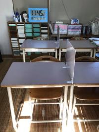 アクリル板を設置しています。