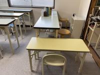 小さなお子様も安心して座れる幼児用の椅子と机を用意しています。