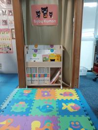 Baby Kumonタイム中、マットの上で遊ばせることができます