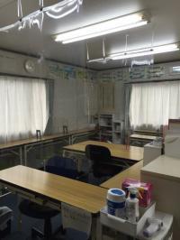 教室内観です。感染症対策のためバーテーションを設置しております。
