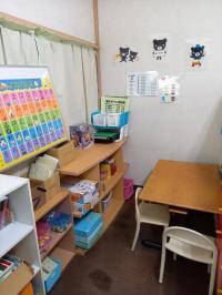 幼児さんでも小さいお子さま席です。学習時はﾊﾟｰﾃｼｮﾝも設置しています。
