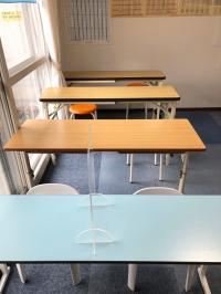 ブルーの机は低学年生用です。