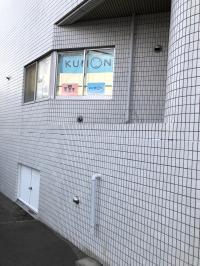 ワイモバイルさんから斜めに入る通りに面しています。