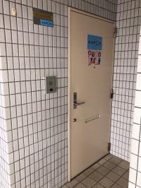 エレベーター手前が教室の玄関です。