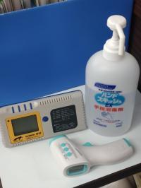 二酸化炭素濃度測定器で、教室内換気にも気をつけています。