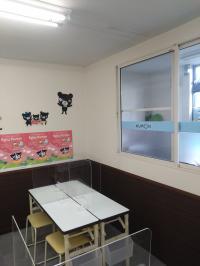 対面指導席には、パーテーションを設置しています。