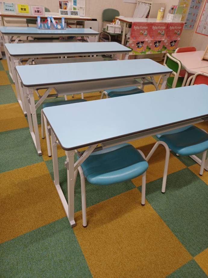低学年用のブルーテーブルは安全安心と大好評です。<br />
最前列はスタッフ席です。