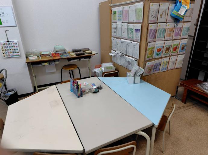 ●入口すぐは幼児席の大きなテーブルです。お子さんの学習環境を整えています。