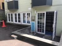 ひのまる公園の前の建物1階に教室がございます。