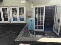 入り口は階段を数段下がって、看板横からお入りください。