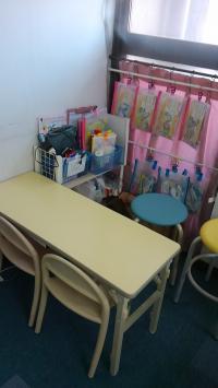 幼児さんでも安心して座れるイスと机を２種類用意しています。