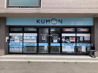 山鼻小学校の裏手、ブルーの看板が目印です。
