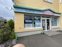 左側に扉からお入りください。