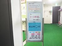 会館３階、教室の入口にある目印の看板です。