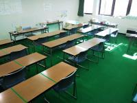 教室内は日が差し込み、明るい雰囲気です。