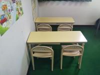 幼児さんに合わせた机で、安心して座れます。