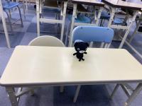 座れるお子さまには、身長に合わせ　サイズの異なるイスをご用意しています。